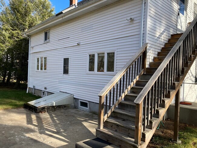 Building Photo - 975 S Main St