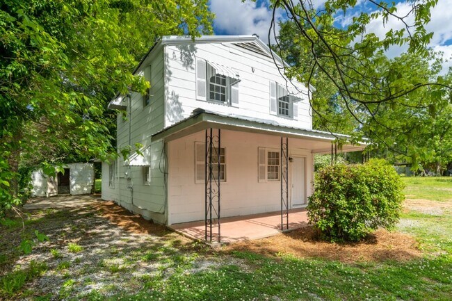Building Photo - 3 Bedroom/2 Bath Move in Ready!