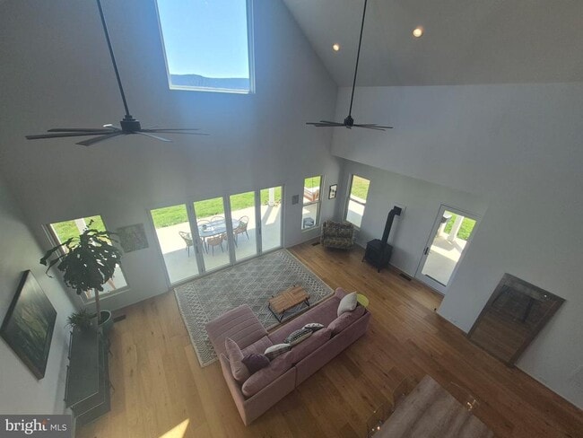 Building Photo - 330 Majestic Ln