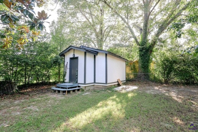 Building Photo - 205 Lake Placid Dr
