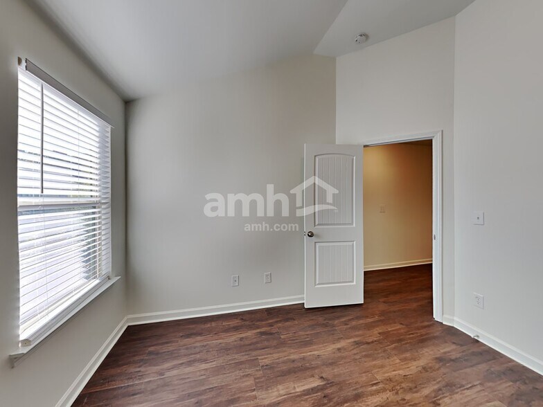 Building Photo - 421 Lossie Ln