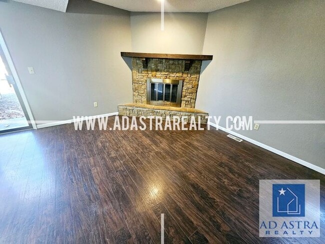 Building Photo - Nice 3 bed 1.5 bath townhouse in Olathe-Co...
