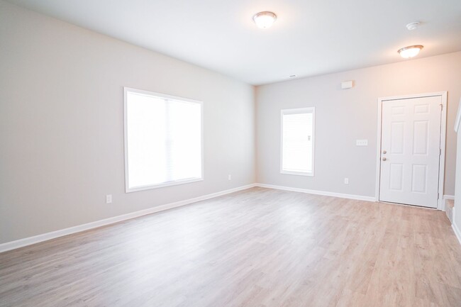 Building Photo - *MOVE IN SPECIAL* $1000 OFF FIRST FULL MON...