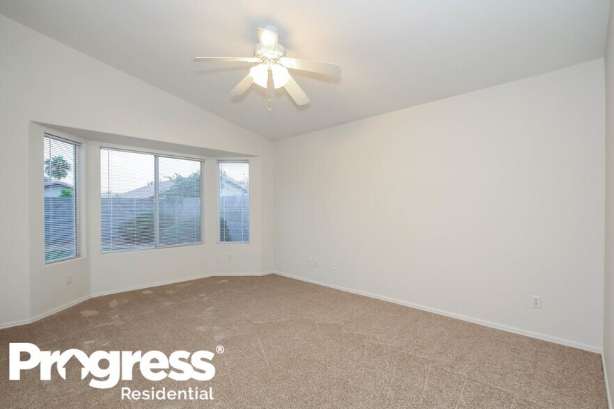 Building Photo - 8547 W Laurel Ln