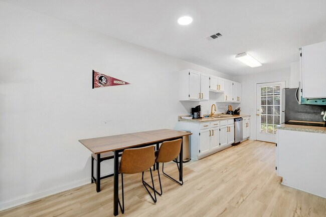 Building Photo - 1338 Nylic St