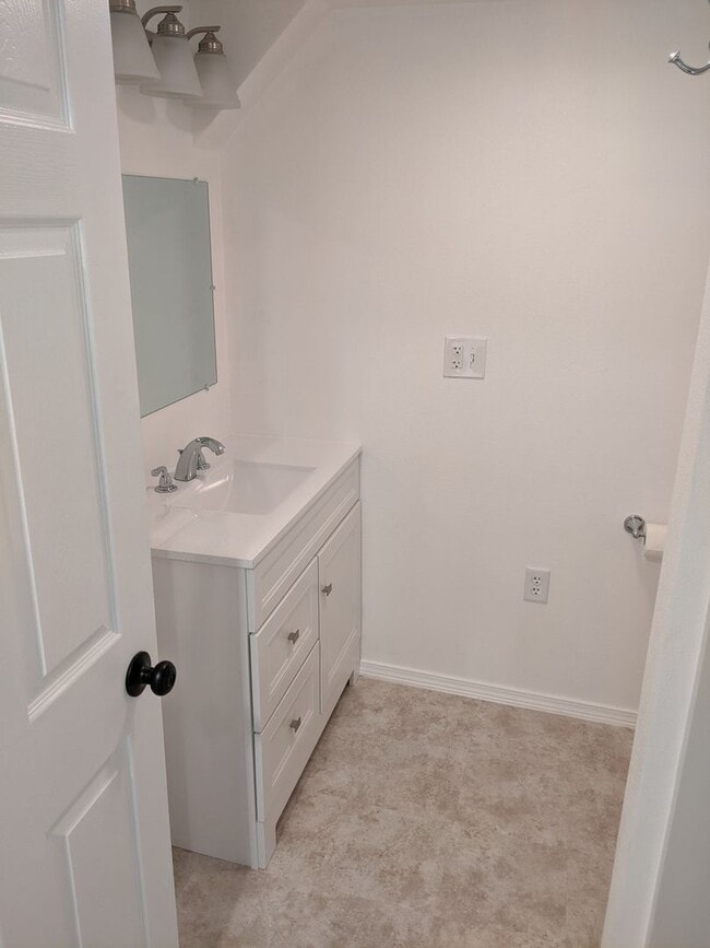 Building Photo - Large and recently remodeled 5 bedroom wit...