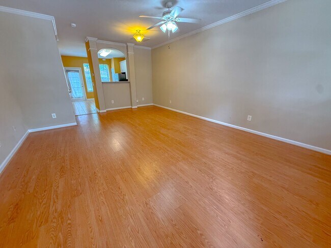 Building Photo - Spacious 2 bedroom 2.5 bath townhome