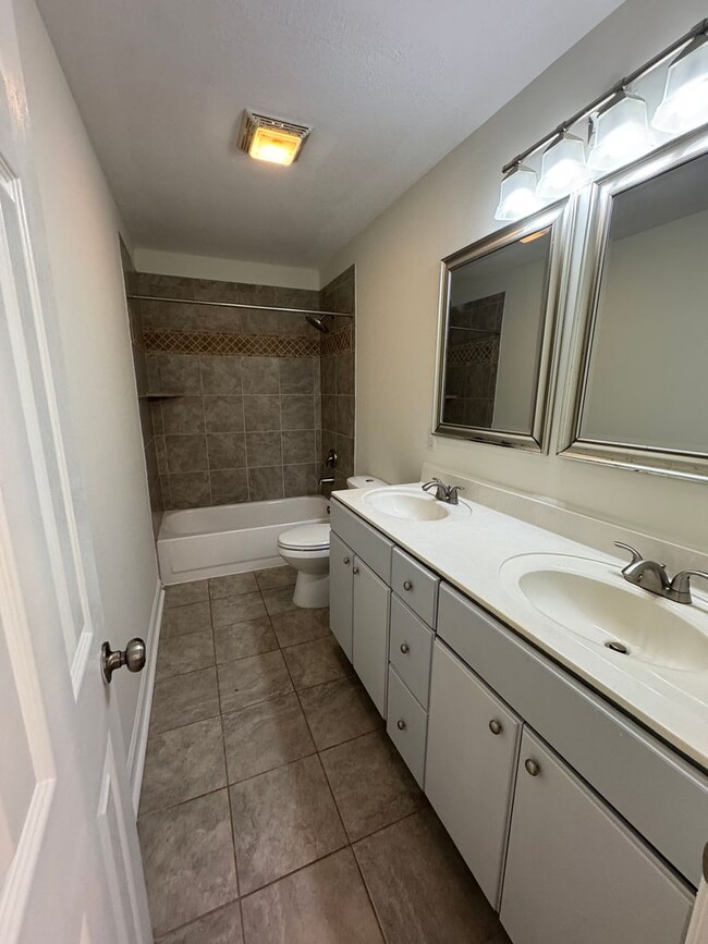 Building Photo - 3 Bed / 2 bath on 1.2 ACRES - 3 car garage...
