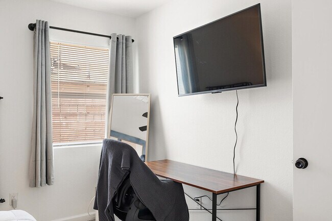 Building Photo - 2309 W Colter St