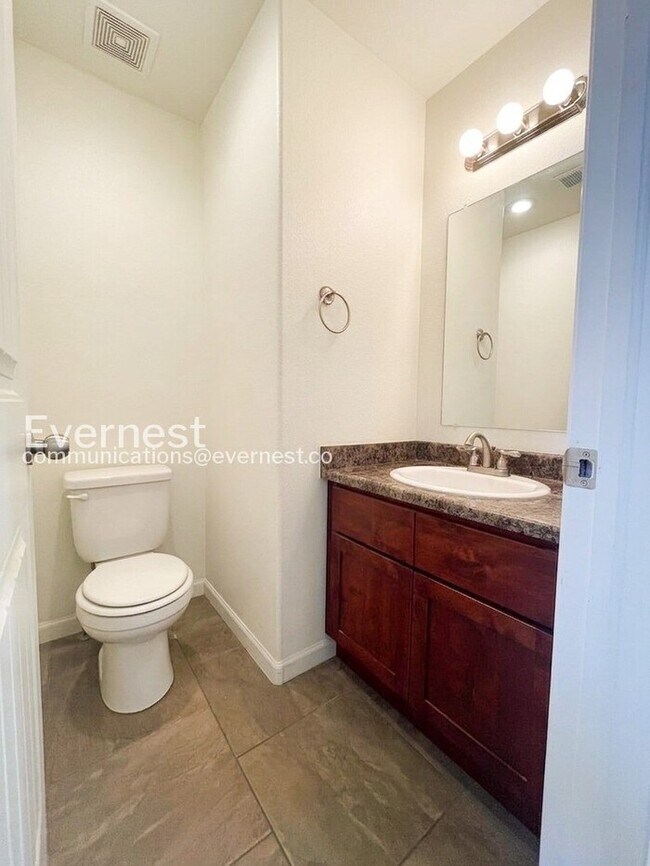 Building Photo - 4 Bed, 4 Bath Townhome with Fenced Yard & Garage / Available Soon!