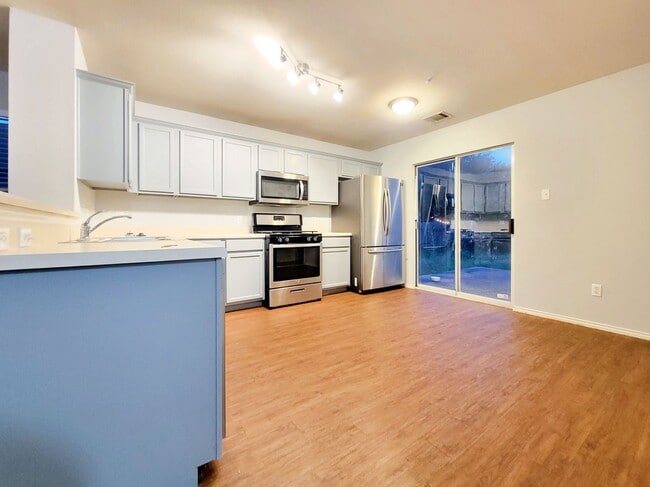 Building Photo - Charming 3/BR 2/BA Single-Level Home in Le...