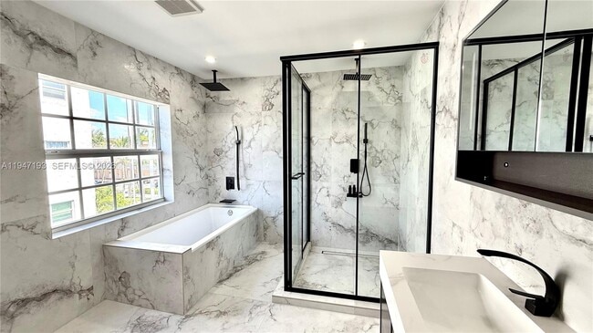 Building Photo - 3826 NE 171 St