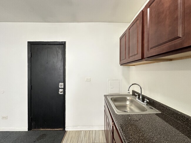 Building Photo - 5710 N Winthrop Ave