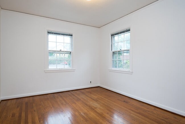 Building Photo - 5600 NE Sandycrest Terrace