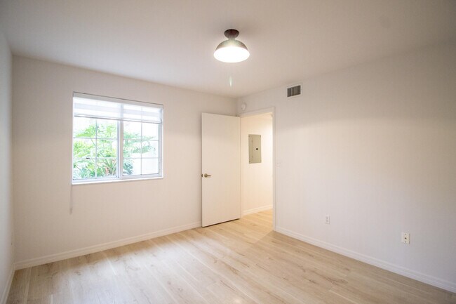 Building Photo - 1200 Crestwood Ct S