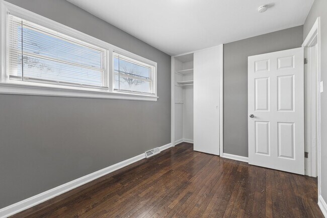 Building Photo - 815 W 187th St