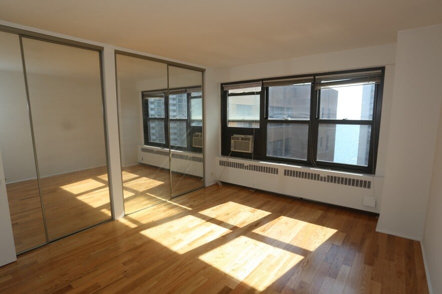 Building Photo - 6118 N Sheridan Rd