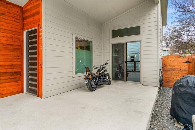 Building Photo - 1609 J J Seabrook Dr