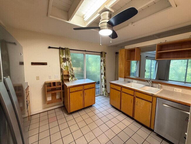Building Photo - 1828 S Magnolia Dr
