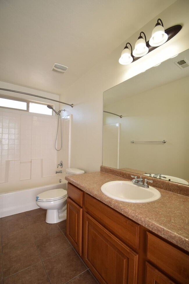 Building Photo - Beautiful 6 Bedroom Home in Riverton!