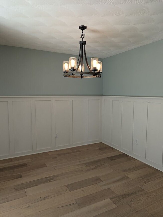 Building Photo - 3 bedroom 1 bath home with a basement and garage!