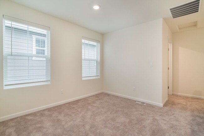 Building Photo - Super clean & spacious 4-bdrm/3-bath townhome in NE—Attached garage, great location