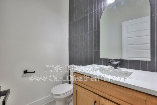 Building Photo - 402 E Trinity Ln