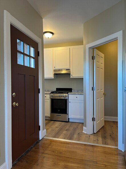 Building Photo - 814 E Lincoln Ave