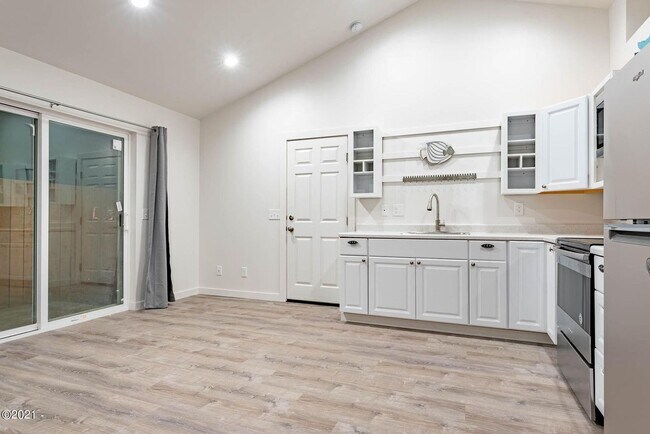 Building Photo - 1051/A/