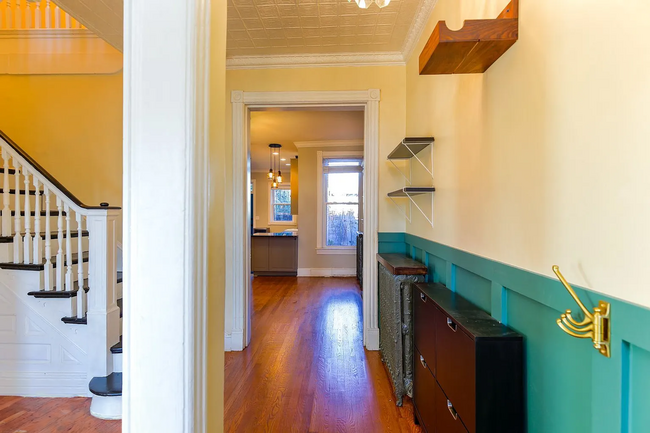 Building Photo - Fully Renovated 3 BR/1.5 BA Apartment in C...