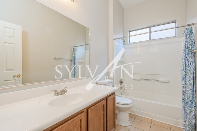 Building Photo - The living is easy in this 3 BR, 2 BA
