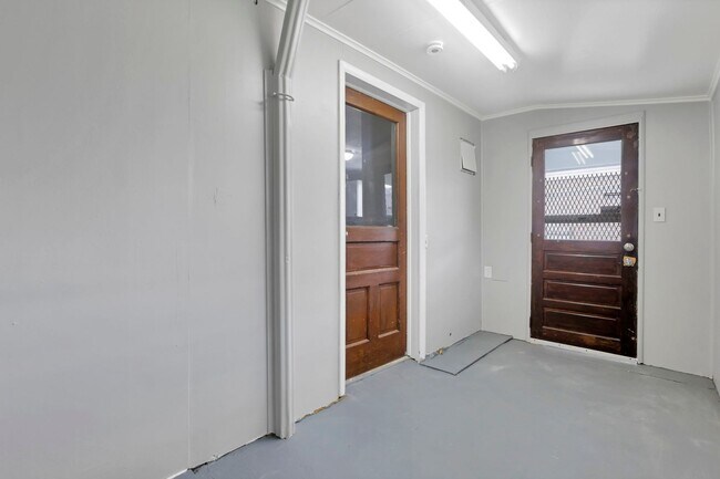 Building Photo - 341 E Markison Ave