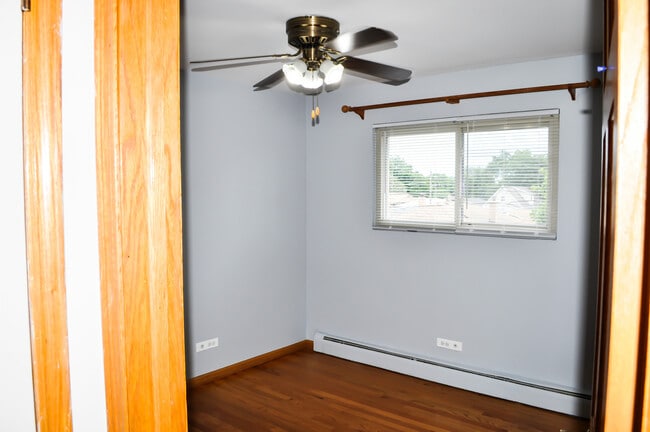 Building Photo - 2521 N Thatcher Ave