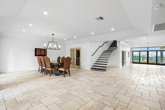 Building Photo - 1 18th Ave S