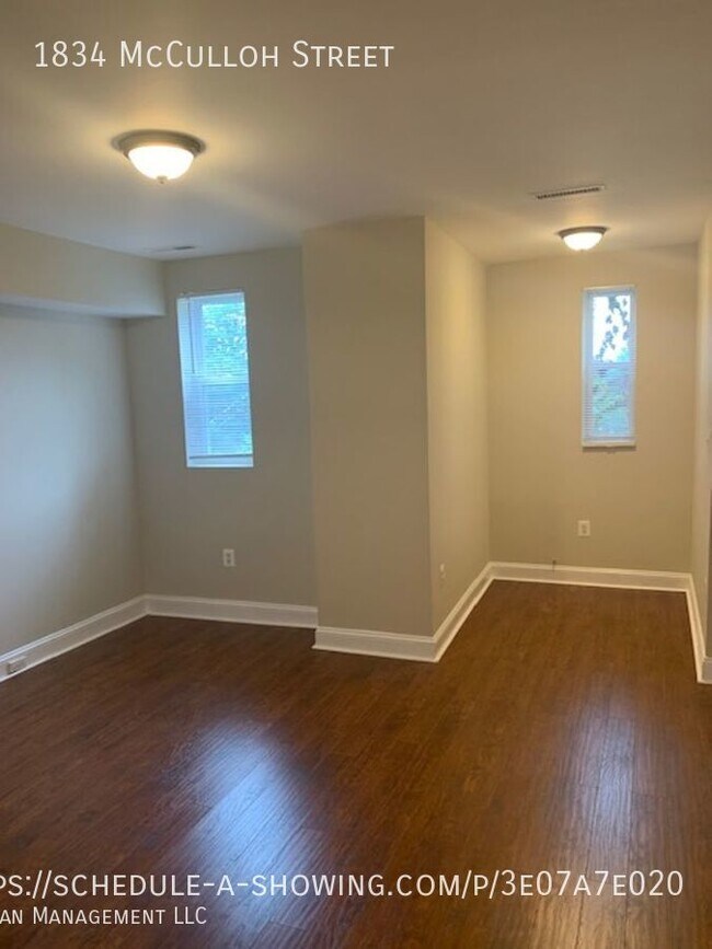 Building Photo - Enormous Rowhome in Madison Park - Close t...