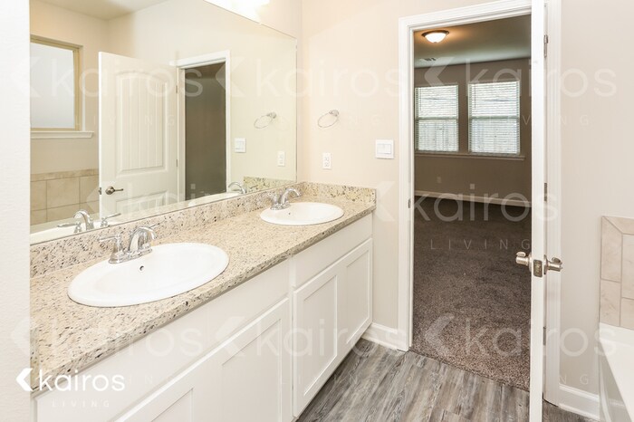 Building Photo - 6425 Tiger Pointe Dr.