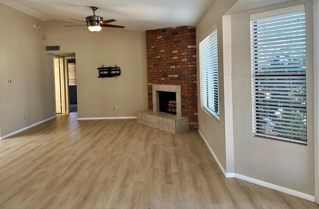 Building Photo - 8878 E Sheena Dr