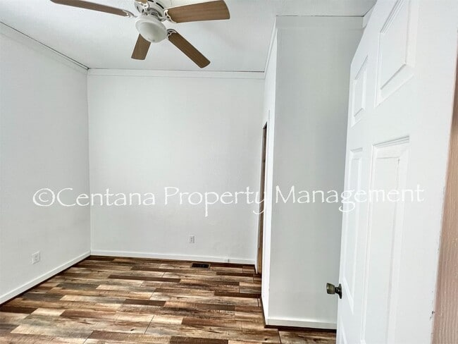 Building Photo - 2 bedroom on the main floor of a duplex on Main St!