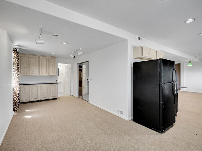 Building Photo - 732 Calgary Way