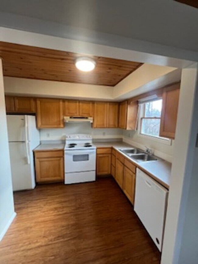 Building Photo - 3 bedroom, 2.5 bath townhome: Cedar Grove Townhomes. *6-MONTH LEASES ACCEPTED!*