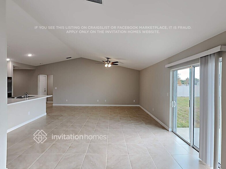 Building Photo - 3802 SW Daisy St