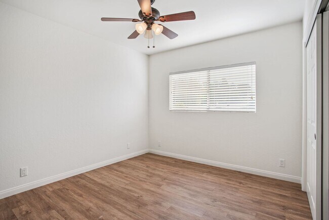 Building Photo - 11000 Meadow Glen Way E