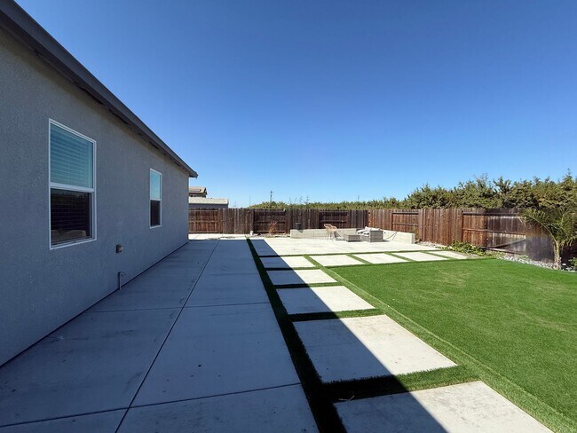 Building Photo - Upgraded single story home in Manteca!