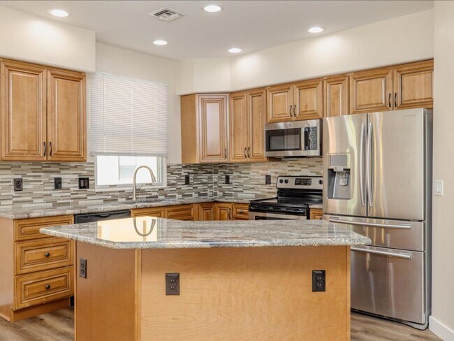 Building Photo - 3 Bedroom, 2.5 Bath CATALINA MOUNTAIN VIEWS! ROOF TOP CABANA!!