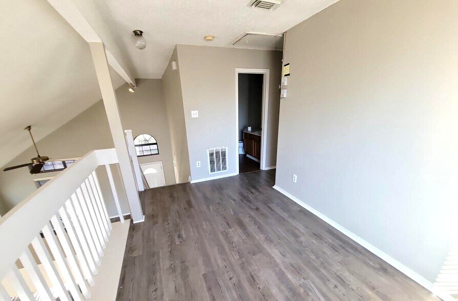 Building Photo - 6301 Fairlane Dr