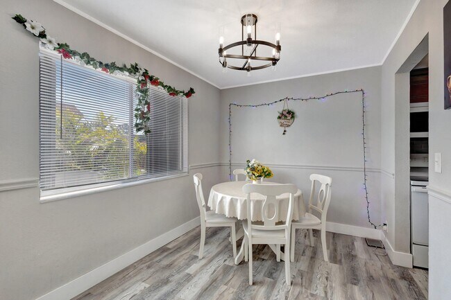 Building Photo - 2110 Sherwood Forest Blvd