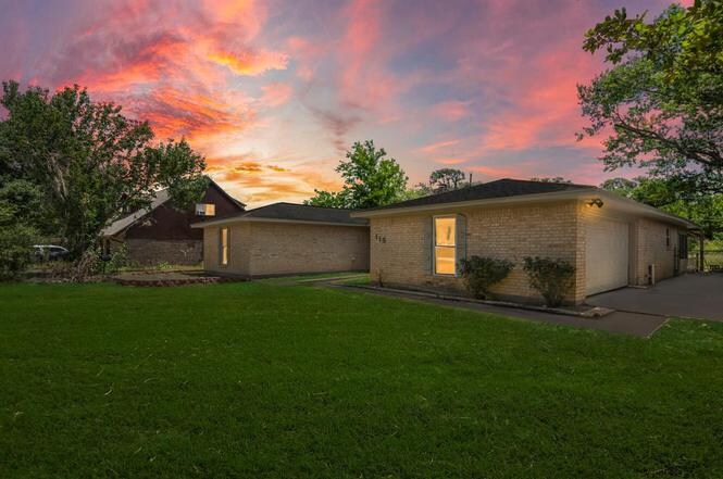 Building Photo - 118 E Tamarind St