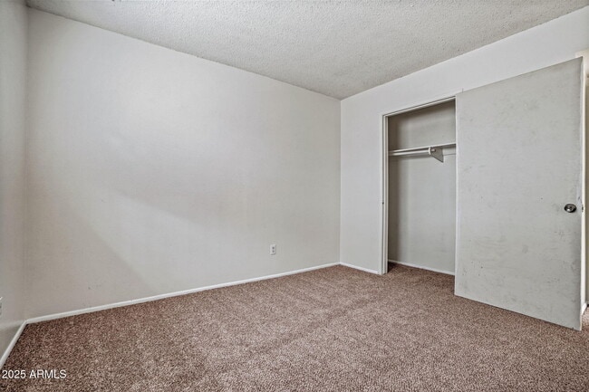Building Photo - 13 E Desert Dr