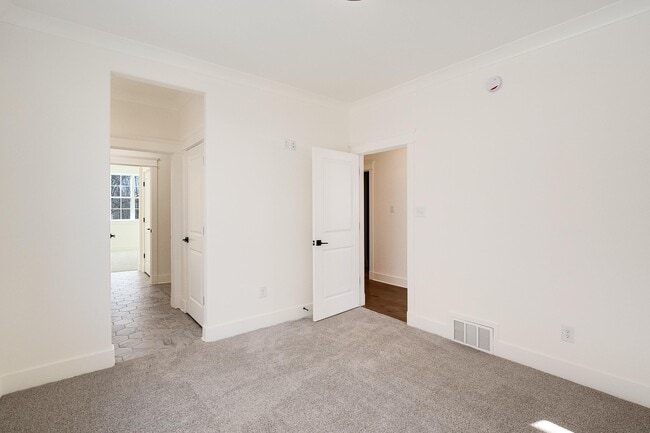 Building Photo - 1117 E Irvin Dr