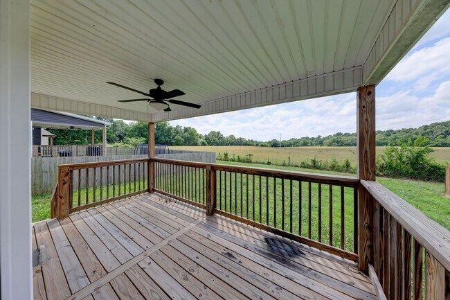 Building Photo - Sharp 3 bed 2 bath with Bonus room and nice fenced yard.